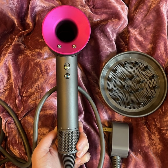Dyson hairdryer with style and diffuser attachments - Picture 2 of 5